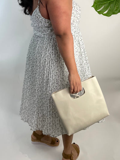 Beach, bone, ecru handbag leather crossbody purse. Ethical supporting women, neutral, versatile for travel or trips. Modern smart causal female chic effortless outfit womens ladies gift elegant effortless clothing clothes apparel outfits chic summer style women’s boutique trendy cute outfit midsize curvy sizes