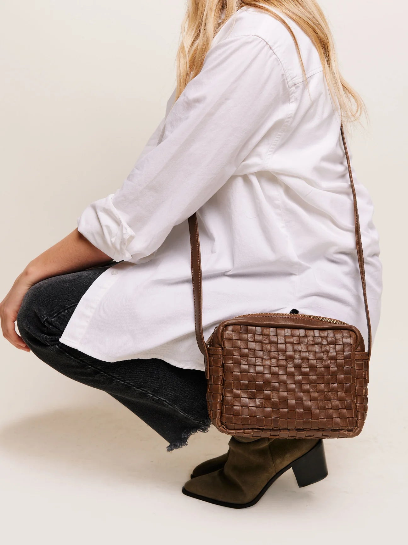 Basketweave woven leather brown purse crossbody ethical women supported vintage retro look stylish chic casual 70's style women's gift for her leather quality 